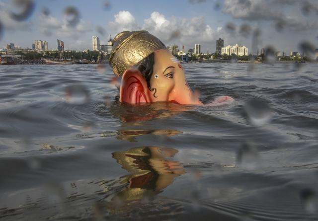 An idol immersed in Arabian Sea. (Kunal Patil/HT Photo) An idol immersed in Arabian Sea. (Kunal Patil/HT Photo)