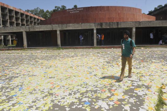 Student body’s campaigned for the last day and left the campus looking like a mess. (KARUN SHARMA/HT)