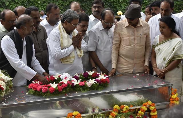 Karnataka chief minister Siddaramaiah pays tribute to journalist-activist Gauri Lankesh at Town hall in Bengaluru on Wednesday. (Arijit Sen/HT Photo) Karnataka chief minister Siddaramaiah pays tribute to journalist-activist Gauri Lankesh at Town hall in Bengaluru on Wednesday. (Arijit Sen/HT Photo)