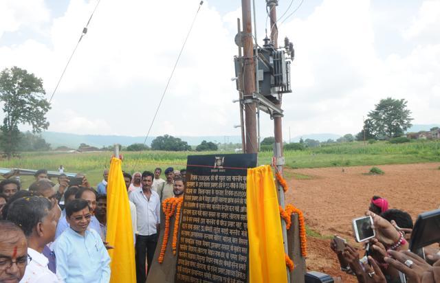 Union Minister of state for rural development - Sudarshan Bhagat inaugurating power supply transformer at naxal affected Pesrar village in Lohardaga (Parwaz Khan/ HT Photo) Union Minister of state for rural development - Sudarshan Bhagat inaugurating power supply transformer at naxal affected Pesrar village in Lohardaga (Parwaz Khan/ HT Photo)