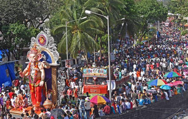 A procession at Lalbaug. (Satyabrata Tripathy/HT) A procession at Lalbaug. (Satyabrata Tripathy/HT)