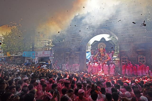 Lalbaughcha Raja being brought to Girgaum. (Satyabrata Tripathy/HT Photo) Lalbaughcha Raja being brought to Girgaum. (Satyabrata Tripathy/HT Photo)