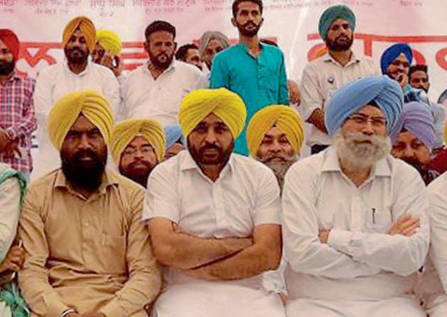 (From right) At the AAP rally, senior leader HS Phoolka and state unit chief Bhagwant Mann with others. (HT Photo) (From right) At the AAP rally, senior leader HS Phoolka and state unit chief Bhagwant Mann with others. (HT Photo)