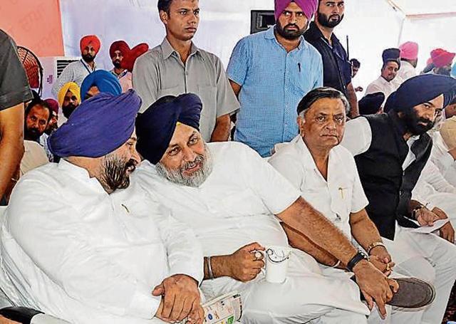 SAD chief Sukhbir Badal (eentre) listens in to senior leader Maheshinder Grewal as BJP leader Manoranjan Kalia looks on. (HT Photo) SAD chief Sukhbir Badal (eentre) listens in to senior leader Maheshinder Grewal as BJP leader Manoranjan Kalia looks on. (HT Photo)