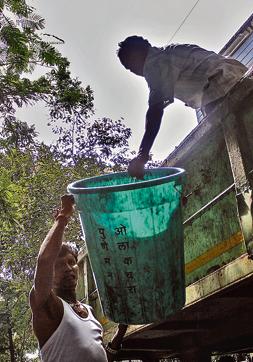 PMC workers collect segregated waste from Goodwill Society in Pune. (Sanket Wankhade/HT PHOTO) PMC workers collect segregated waste from Goodwill Society in Pune. (Sanket Wankhade/HT PHOTO)