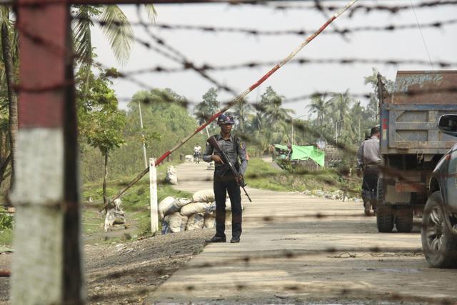 A Myanmar police officer stands watch as journalists arrive in Shwe Zar village in the suburb of Maungdaw town, northern Rakhine state of Myanmar, on September 6, 2017. (AP) A Myanmar police officer stands watch as journalists arrive in Shwe Zar village in the suburb of Maungdaw town, northern Rakhine state of Myanmar, on September 6, 2017. (AP)