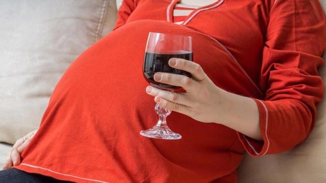 The mother’s age at first birth predicts the risk of drinking early in pregnancy. (Shutterstock) The mother’s age at first birth predicts the risk of drinking early in pregnancy. (Shutterstock)