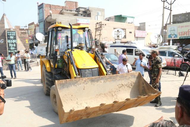A JCB machine moving towards the dera headquarters in Sirsa on September 9. (Sanjeev Kumar/HT) A JCB machine moving towards the dera headquarters in Sirsa on September 9. (Sanjeev Kumar/HT)