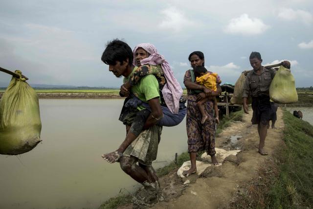 Displaced Rohingya refugees from Rakhine state in Myanmar walk near Ukhia, at the border between Bangladesh and Myanmar, as they flee violence on September 4, 2017. (AFP Photo) Displaced Rohingya refugees from Rakhine state in Myanmar walk near Ukhia, at the border between Bangladesh and Myanmar, as they flee violence on September 4, 2017. (AFP Photo)