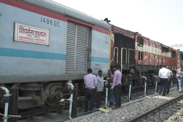 Coupling Breaks Thrice In 2 Hours Close Shave For Shiv Ganga Express Hindustan Times Watch popular hindi devotional video song 'gauranga ardhanga ganga tarange'. coupling breaks thrice in 2 hours