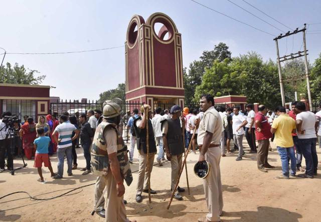 Police on guard outside Ryan International School in Gurgaon where parents are protesting. (Sanjeev Verma/HT Photo) Police on guard outside Ryan International School in Gurgaon where parents are protesting. (Sanjeev Verma/HT Photo)