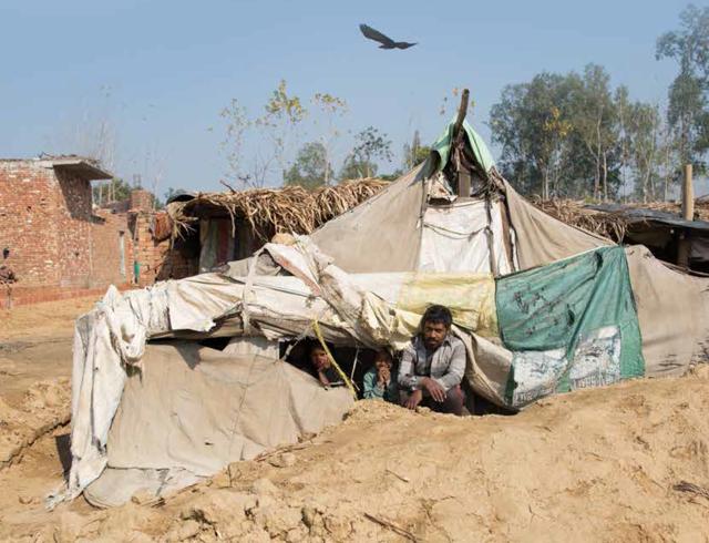 Many families still live in temporary camps, with little access to water and electricity. (Photo: Amnesty International)