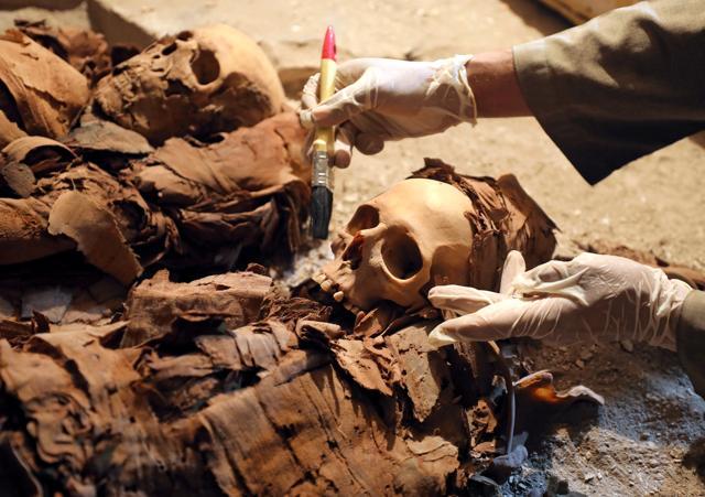 An Egyptian antiquities worker is seen in the recently discovered tomb of Amenemhat, a goldsmith from the New Kingdom, at the Draa Abu-el Naga necropolis near the Nile city of Luxor, south of Cairo on September 9. (REUTERS) An Egyptian antiquities worker is seen in the recently discovered tomb of Amenemhat, a goldsmith from the New Kingdom, at the Draa Abu-el Naga necropolis near the Nile city of Luxor, south of Cairo on September 9. (REUTERS)