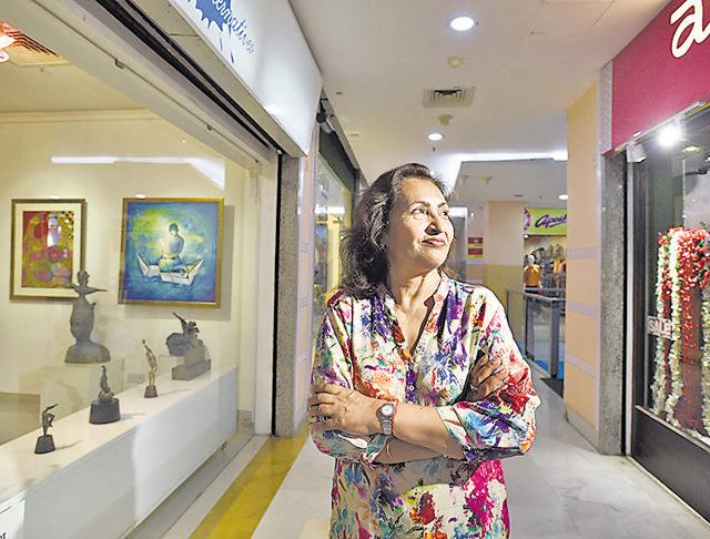 Manu Dosaj at Gallery Alternatives in Mega Mall, in Gurgaon, India. (Sanjeev Verma/HT PHOTO) Manu Dosaj at Gallery Alternatives in Mega Mall, in Gurgaon, India. (Sanjeev Verma/HT PHOTO)