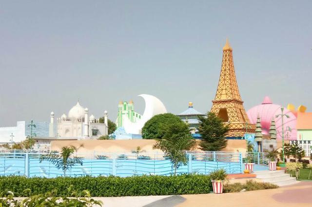 Ram Rahim’s sprawling complex has a stadium, a hospital, schools and colleges, bungalows, markets and an ostentatious “7-star MSG resort” with replicas of the Eiffel Tower, Taj Mahal, Kremlin and Disney World. (HT Photo) Ram Rahim’s sprawling complex has a stadium, a hospital, schools and colleges, bungalows, markets and an ostentatious “7-star MSG resort” with replicas of the Eiffel Tower, Taj Mahal, Kremlin and Disney World. (HT Photo)
