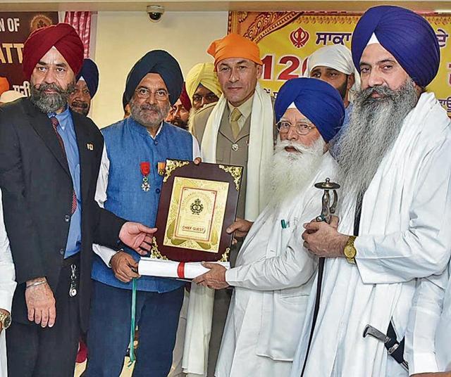 General JJ Singh (retd) being honoured by SGPC chief Kirpal Singh Badungar after inauguration of a gallery dedicated to the martyrs who lost lives in the Saragarhi battle, in Amritsar on Sunday. Maj Gen Duncan Francis Capa, who is leading a team of 14 British officers to mark the 120th anniversary of the battle, is also seen in the picture. (Sameer Sehgal/ht) General JJ Singh (retd) being honoured by SGPC chief Kirpal Singh Badungar after inauguration of a gallery dedicated to the martyrs who lost lives in the Saragarhi battle, in Amritsar on Sunday. Maj Gen Duncan Francis Capa, who is leading a team of 14 British officers to mark the 120th anniversary of the battle, is also seen in the picture. (Sameer Sehgal/ht)