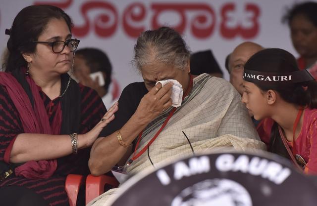 Indira, the mother of journalist Gauri Lankesh, breaks down in the course of the rally as activist Teesta Setalvad consoles her. (Arijit Sen/HT Photo) Indira, the mother of journalist Gauri Lankesh, breaks down in the course of the rally as activist Teesta Setalvad consoles her. (Arijit Sen/HT Photo)