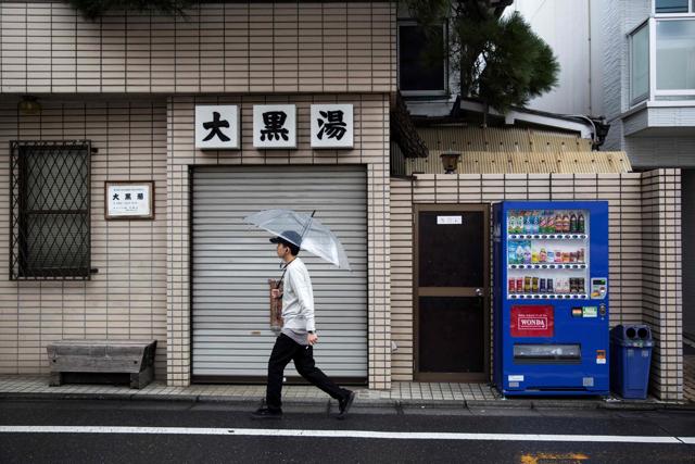A man walks past a vending machine in Tokyo. (AFP/Behrouz Mehri)