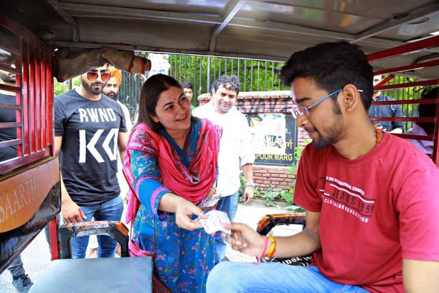 Former DUSU President and the current Congress spokesperson Ragini Nayak distributes NSUI flyers on election day in Delhi University’s North Campus. (Amal KS/HT Photo) Former DUSU President and the current Congress spokesperson Ragini Nayak distributes NSUI flyers on election day in Delhi University’s North Campus. (Amal KS/HT Photo)