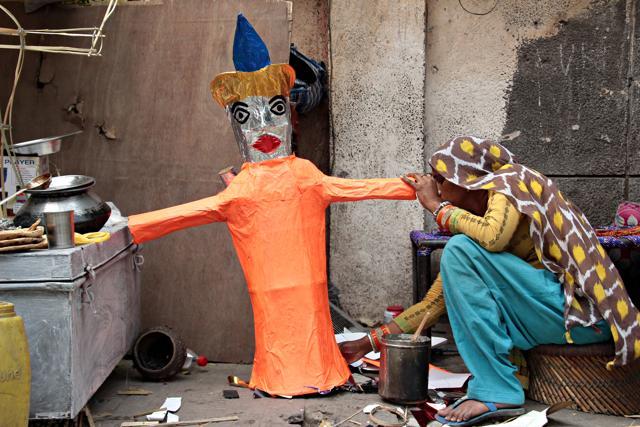 A woman pastes coloured paper on a 3 foot Raavana effigy in Titarpur. (Shivam Saxena/HT Photo) A woman pastes coloured paper on a 3 foot Raavana effigy in Titarpur. (Shivam Saxena/HT Photo)