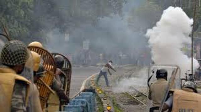Complete paralysis of normal life and frequent clashes between the agitators and the police have marked the north Bengal hills for the past three months. (HT Photo) Complete paralysis of normal life and frequent clashes between the agitators and the police have marked the north Bengal hills for the past three months. (HT Photo)