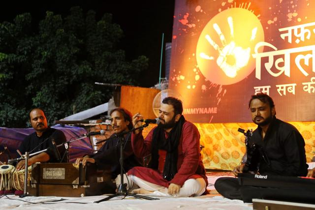 Classical singer Dhruv Sanghari and his team spread the message of love in one of the campaigns. (Rajesh Kashyap/ HT Photo )