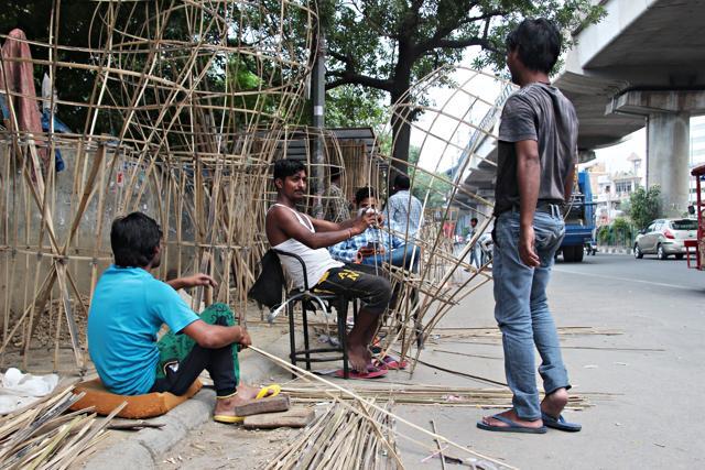 Craftsmen work on a Raavan head that is structures using bamboo and wire meshes. (Shivam Saxena/HT Photo) Craftsmen work on a Raavan head that is structures using bamboo and wire meshes. (Shivam Saxena/HT Photo)