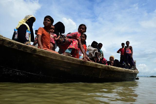 Rohingya Muslim refugees disembark from a boat on the Bangladeshi side of Naf river in Teknaf on September 12, 2017. (AFP Photo) Rohingya Muslim refugees disembark from a boat on the Bangladeshi side of Naf river in Teknaf on September 12, 2017. (AFP Photo)