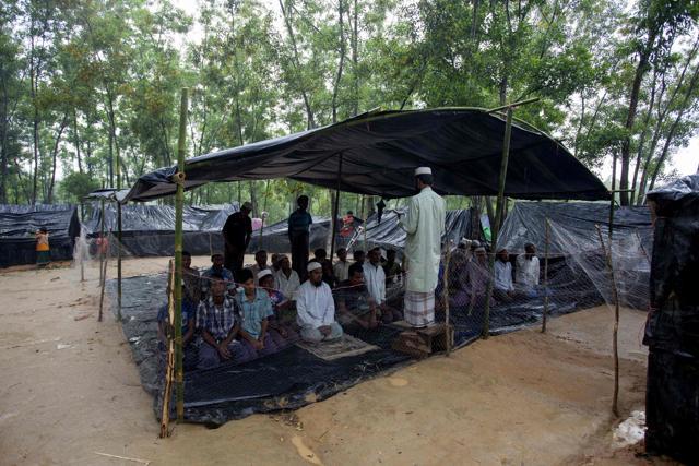 Rohingya Muslim, who recently arrived from Myanmar, attend Friday prayers at Kutupalong Rohingya refugee camp, in the Bagladeshi district of Ukhia. (AFP Photo) Rohingya Muslim, who recently arrived from Myanmar, attend Friday prayers at Kutupalong Rohingya refugee camp, in the Bagladeshi district of Ukhia. (AFP Photo)