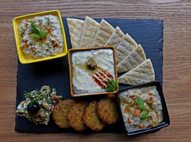 Our meal started off well, with a mezze platter of silken hummus, moutabal and baba ganoush, falafel and pita bread. (Satyabrata Tripathy / HT Photo)