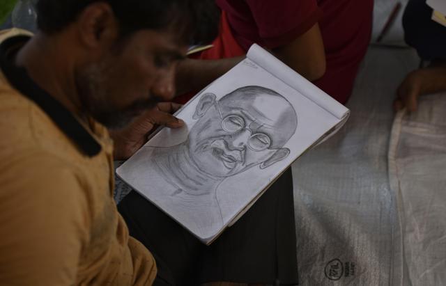 Most of the inmates never held a brush before coming to jail, and now they want to take up art as a career (Vipin KUmar /HT PHOTO)