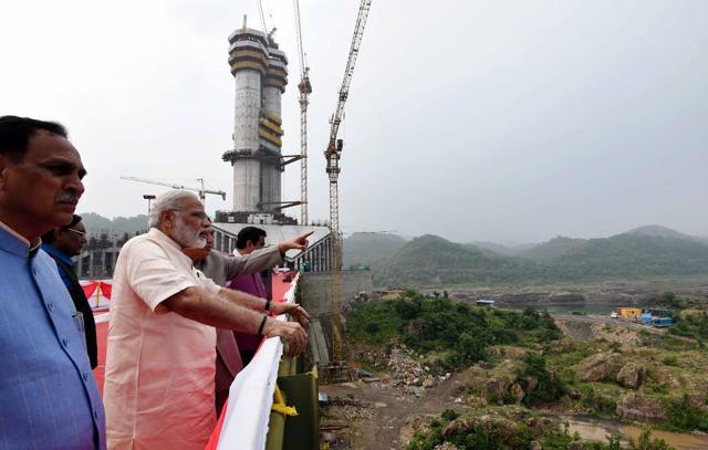 PM Narendra Modi reviews the construction of the ‘Statue of Unity’, which is a tribute to Sardar Patel. (@narendramodi/Twitter) PM Narendra Modi reviews the construction of the ‘Statue of Unity’, which is a tribute to Sardar Patel. (@narendramodi/Twitter)