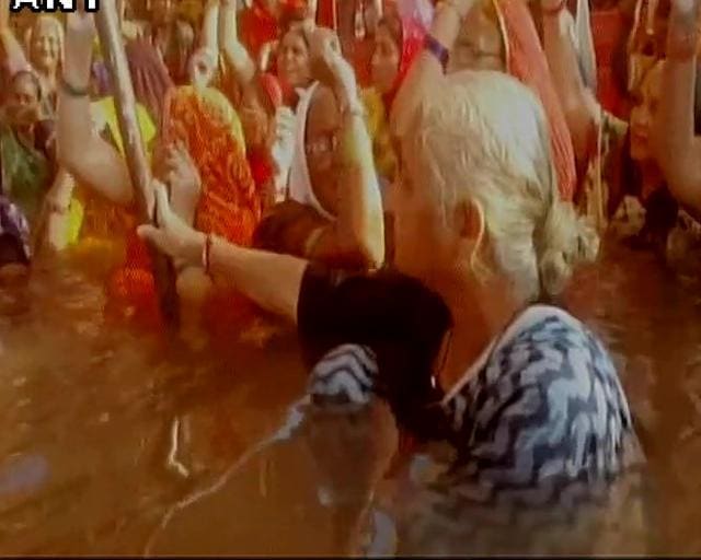 Activist Medha Patkar with Narmada leads Jal Satyagraha in Barwani. (ANI) Activist Medha Patkar with Narmada leads Jal Satyagraha in Barwani. (ANI)