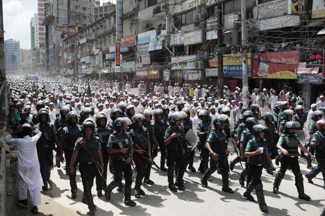 Supporters of the hardline Hefazat-e-Islam march towards Myanmar Embassy to protest against the persecution of Rohingya Muslims, in Dhaka, Bangladesh, Monday, Sept. 18, 2017. (AP) Supporters of the hardline Hefazat-e-Islam march towards Myanmar Embassy to protest against the persecution of Rohingya Muslims, in Dhaka, Bangladesh, Monday, Sept. 18, 2017. (AP)