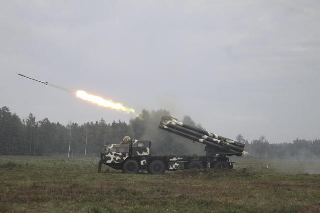 A multiple rocket launcher system fires during the Zapad-2017 war games, held by Russian and Belarussian servicemen, at an undisclosed location in Belarus, September 17, 2017. (REUTERS) A multiple rocket launcher system fires during the Zapad-2017 war games, held by Russian and Belarussian servicemen, at an undisclosed location in Belarus, September 17, 2017. (REUTERS)