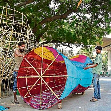 Artisans in Titarpur make and sell effigies of demon king Ravana and his brothers every year. They claimed that the municipal officials damaged several effigies this year. (Burhaan Kinu/HT PHOTO) Artisans in Titarpur make and sell effigies of demon king Ravana and his brothers every year. They claimed that the municipal officials damaged several effigies this year. (Burhaan Kinu/HT PHOTO)