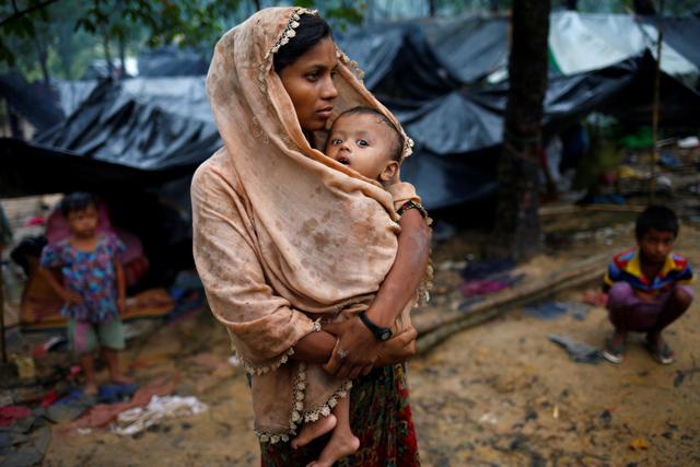 A Rohingya refugee woman wraps her child with a scarf in Cox's Bazar, Bangladesh on September 17, 2017. (Reuters) A Rohingya refugee woman wraps her child with a scarf in Cox's Bazar, Bangladesh on September 17, 2017. (Reuters)