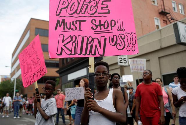 People continue to march after the not guilty verdict in the murder trial of Jason Stockley, a former St. Louis police officer, charged with the 2011 shooting of Anthony Lamar Smith, who was black, in St. Louis, Missouri, US, September 17, 2017. (REUTERS) People continue to march after the not guilty verdict in the murder trial of Jason Stockley, a former St. Louis police officer, charged with the 2011 shooting of Anthony Lamar Smith, who was black, in St. Louis, Missouri, US, September 17, 2017. (REUTERS)
