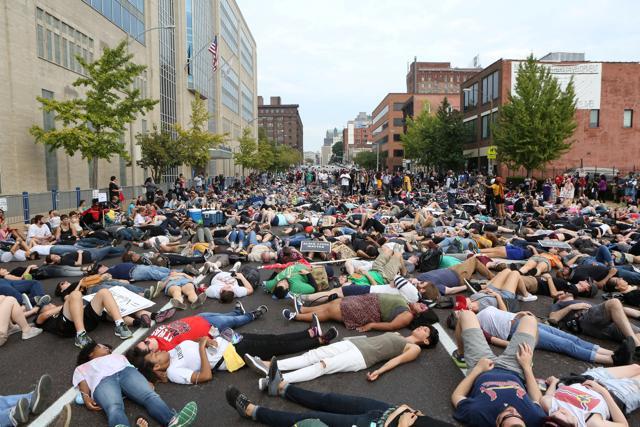 Protesters stage a "die-in" during a peaceful rally outside the police headquarters after the not guilty verdict in the murder trial of Jason Stockley, a former St. Louis police officer charged with the 2011 shooting of Anthony Lamar Smith, in St. Louis, Missouri, US September 17, 2017. (REUTERS) Protesters stage a "die-in" during a peaceful rally outside the police headquarters after the not guilty verdict in the murder trial of Jason Stockley, a former St. Louis police officer charged with the 2011 shooting of Anthony Lamar Smith, in St. Louis, Missouri, US September 17, 2017. (REUTERS)