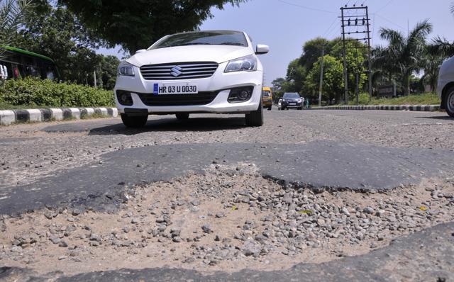 The half-a-kilometre stretch was last carpeted five years ago. (Sant Arora/HT) The half-a-kilometre stretch was last carpeted five years ago. (Sant Arora/HT)