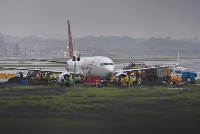 A SpiceJet aircraft overshot the wet main runway while landing around 10pm and then got stuck in mud leading to suspension of flight operations. Officials said that all 183 passengers are safe. (HT Photo) A SpiceJet aircraft overshot the wet main runway while landing around 10pm and then got stuck in mud leading to suspension of flight operations. Officials said that all 183 passengers are safe. (HT Photo)