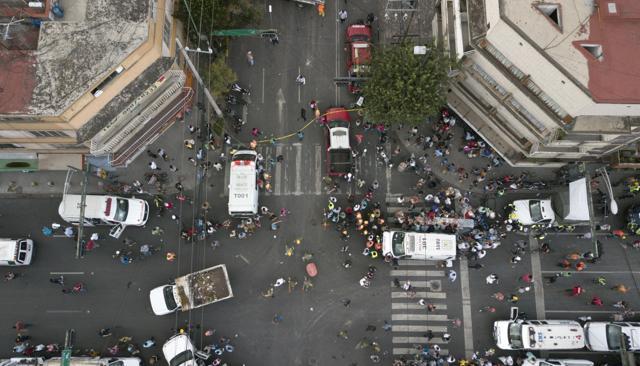 Ambulances and rescue workers help next to a collapsed building in the Del Valle neighbourhood in Mexico City. Mexico’s president, Enrique Pena Neto, said on Twitter he had ordered the evacuation of damaged hospitals “and the transfer of their patients to other medical facilities.” (AP) Ambulances and rescue workers help next to a collapsed building in the Del Valle neighbourhood in Mexico City. Mexico’s president, Enrique Pena Neto, said on Twitter he had ordered the evacuation of damaged hospitals “and the transfer of their patients to other medical facilities.” (AP)