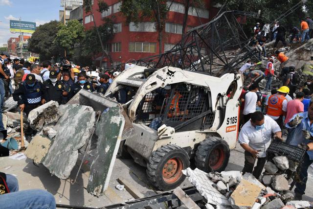 Rescuers, firefighters, policemen, soldiers and volunteers remove rubble and debris from a flattened building in search of survivors after a powerful quake in Mexico City on September 19, 2017. (AFP Photo) Rescuers, firefighters, policemen, soldiers and volunteers remove rubble and debris from a flattened building in search of survivors after a powerful quake in Mexico City on September 19, 2017. (AFP Photo)