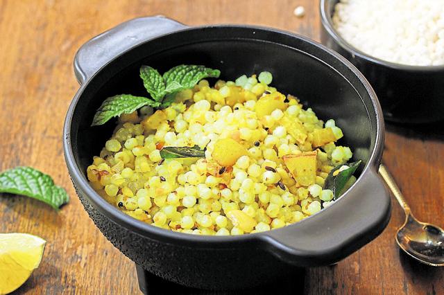 Sabudana ki khichdi is a good source of fibre and carbohydrates. (Getty Images/iStockphoto) Sabudana ki khichdi is a good source of fibre and carbohydrates. (Getty Images/iStockphoto)