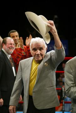 Boxer Jake "The Raging Bull" LaMotta tips his hat to the crowd at Madison Square Garden in New York in this April 7, 2006 file photo. (REUTERS) Boxer Jake "The Raging Bull" LaMotta tips his hat to the crowd at Madison Square Garden in New York in this April 7, 2006 file photo. (REUTERS)