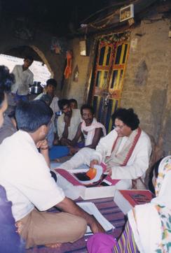 Design guru Rajeev Sethi working with Odisha artists in 1983 for a Smithsonian exhibition. (Photo courtesy Asian Heritage Foundation) Design guru Rajeev Sethi working with Odisha artists in 1983 for a Smithsonian exhibition. (Photo courtesy Asian Heritage Foundation)