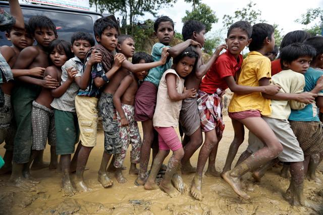 Rohingya refugee children queue for aid in Cox's Bazar, Bangladesh, September 21, 2017. (REUTERS) Rohingya refugee children queue for aid in Cox's Bazar, Bangladesh, September 21, 2017. (REUTERS)