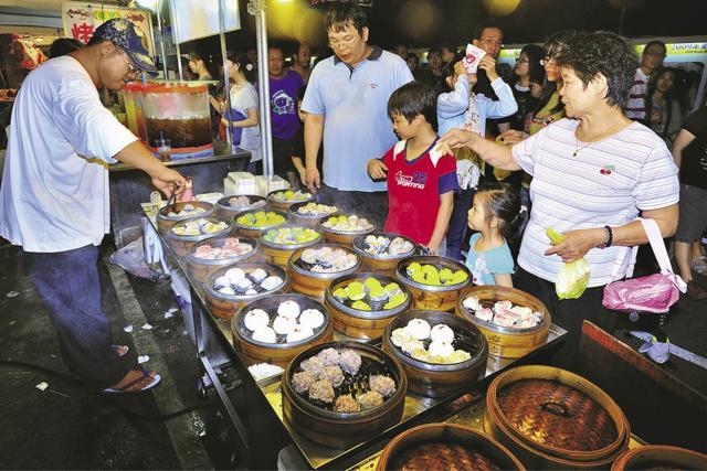 Sample delicious dim sums at the night market (Rupali Dean) Sample delicious dim sums at the night market (Rupali Dean)
