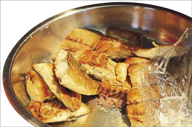 Enjoy a meal of fresh mackerel on a boat at Nanfangao, the key mackerel fishing port (Rupali Dean) Enjoy a meal of fresh mackerel on a boat at Nanfangao, the key mackerel fishing port (Rupali Dean)
