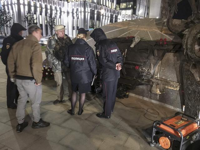 Police officers collect evidence after a fragment featuring the German StG44 rifle was removed from the newly unveiled monument dedicated to Mikhail Kalashnikov, the inventor of the AK-47 assault rifle, in downtown Moscow on September 22, 2017. (AFP) Police officers collect evidence after a fragment featuring the German StG44 rifle was removed from the newly unveiled monument dedicated to Mikhail Kalashnikov, the inventor of the AK-47 assault rifle, in downtown Moscow on September 22, 2017. (AFP)